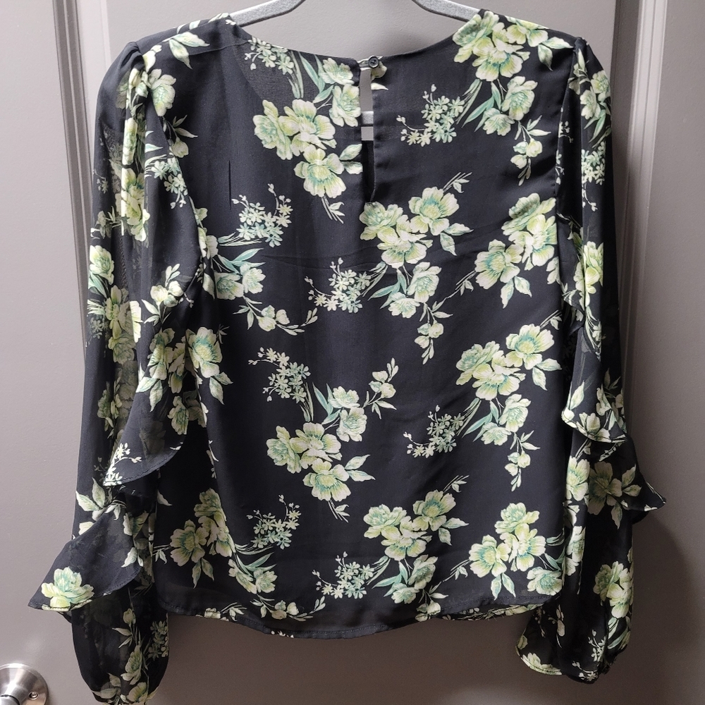 Floral Winged Ruffled Blouse - Picture 2 of 3